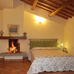 Farm Holidays La Baghera - La Baghera Alta - Donatello Apartment - Master Bedroom with Fireplace